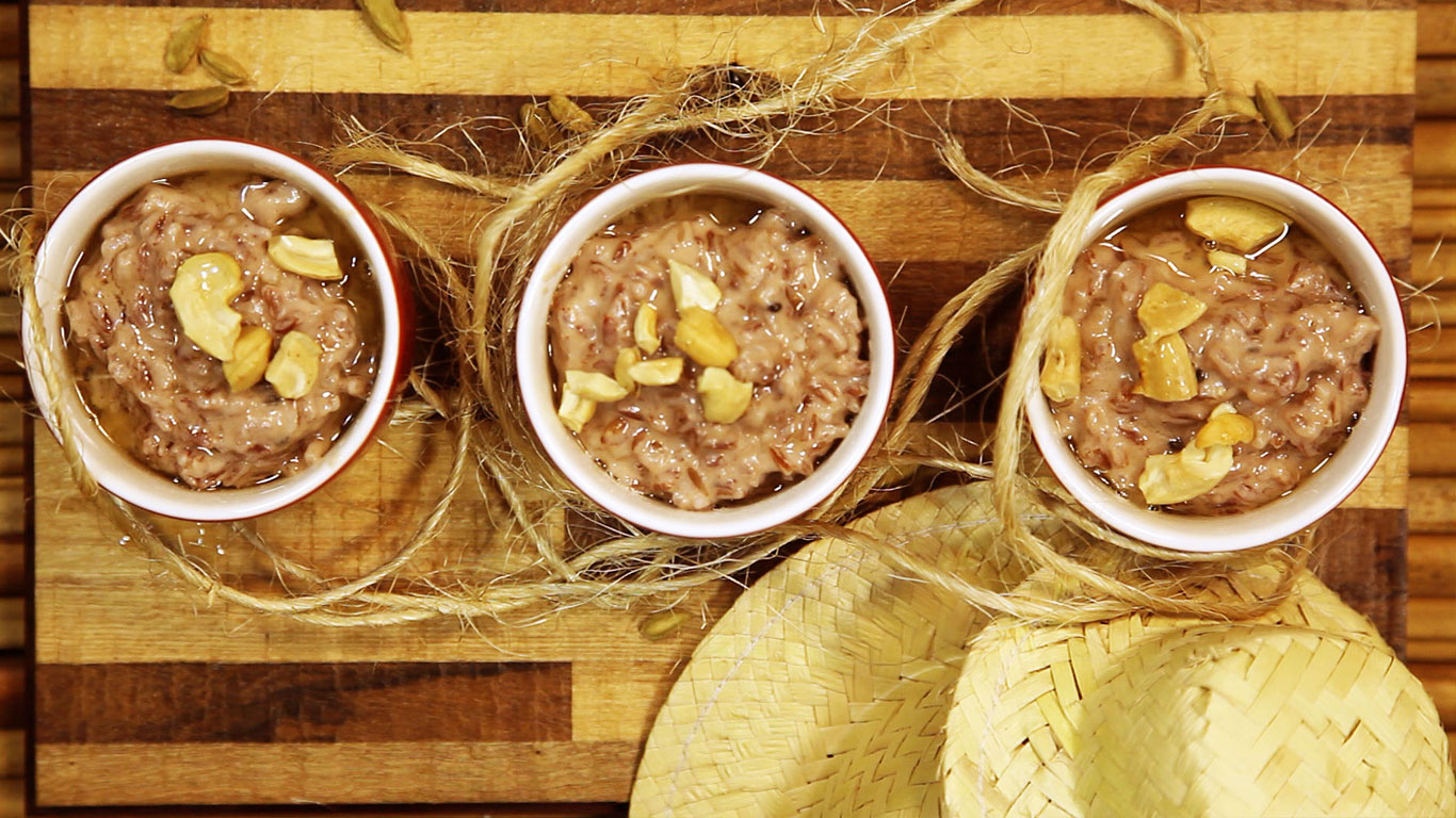 Arroz Vermelho Doce Com Cardamomo, Castanha De Caju, Leite De Coco E Essência De Rum.