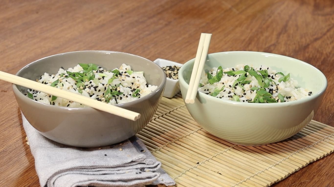 Arroz de coco com cebolinha e gergelim