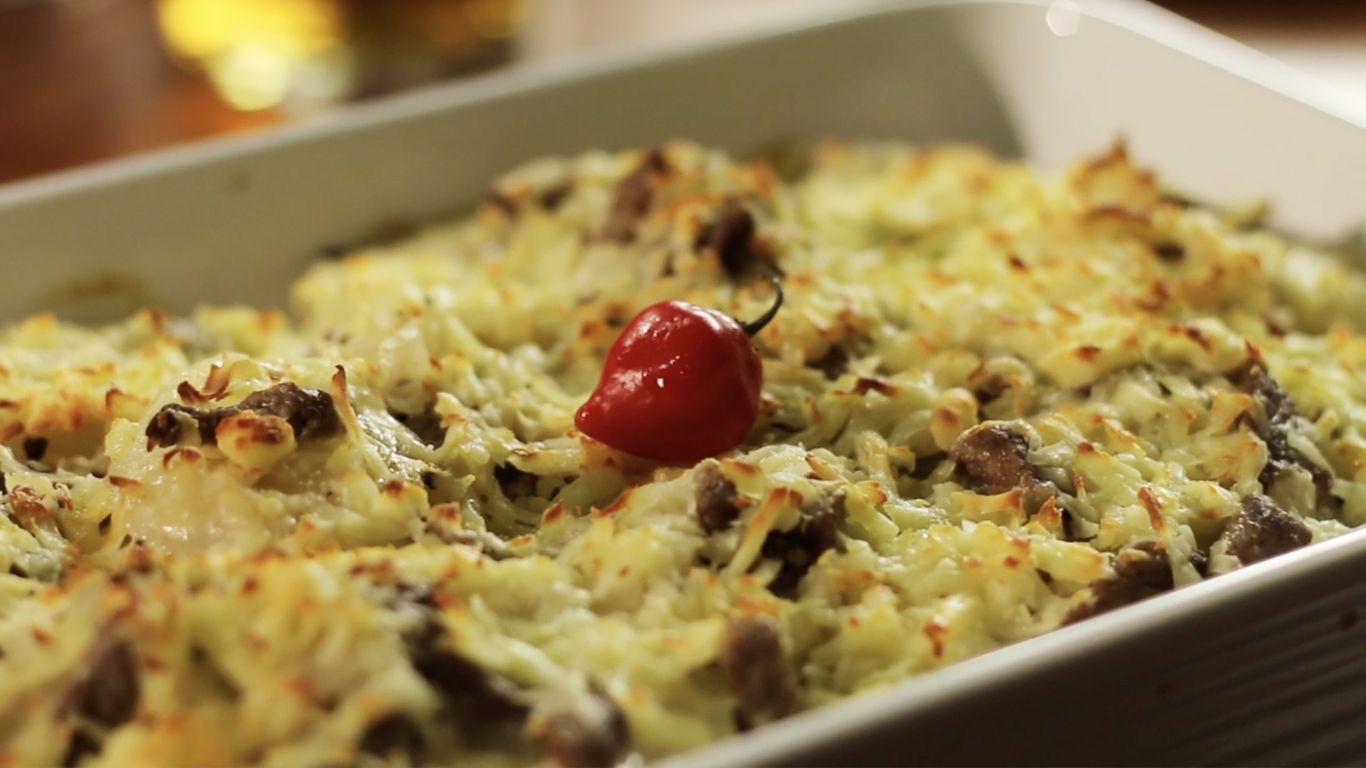 Batata gratinada com iscas de carne ao coco