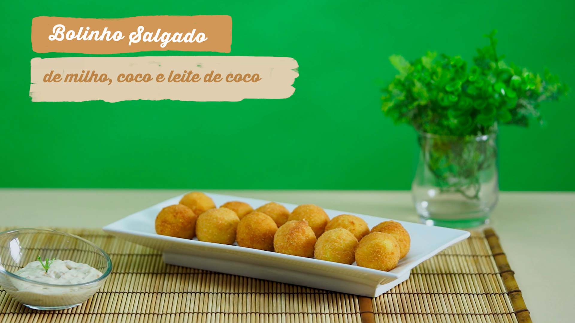 Bolinho salgado de milho, coco e leite de coco