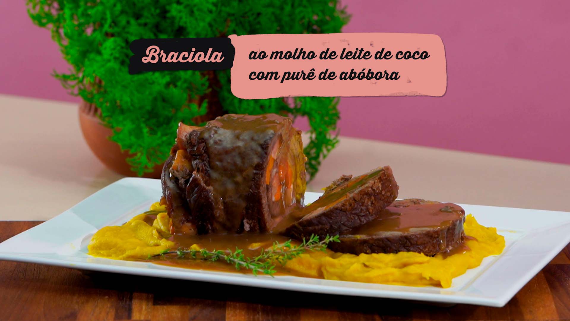 Braciola ao molho de leite de coco com purê de abóbora