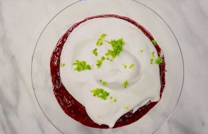 Taças de coulis de frutas vermelhas, cocada e chantilly de leite de coco