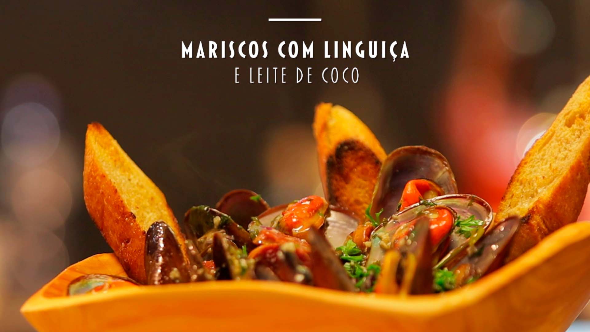 Mariscos com linguiça e leite de coco