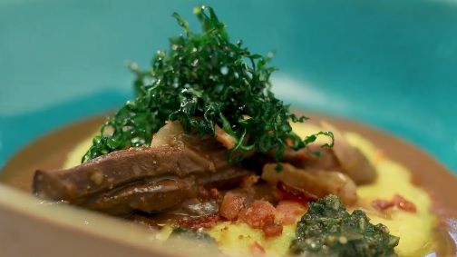 Ragu de fígado, polenta mole com leite de coco e farofinha de bacon