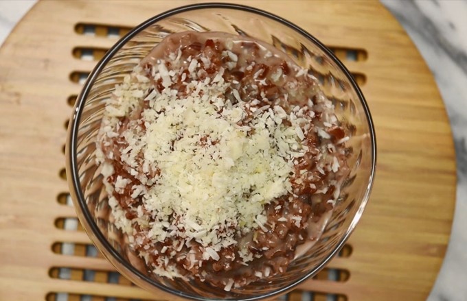 Arroz vermelho com cardamomo, castanha-do-pará, baunilha e leite de coco