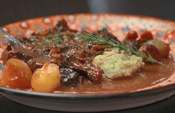 Ossobuco de vitela cozido em vinho tinto e leite de coco e purê de couve-flor