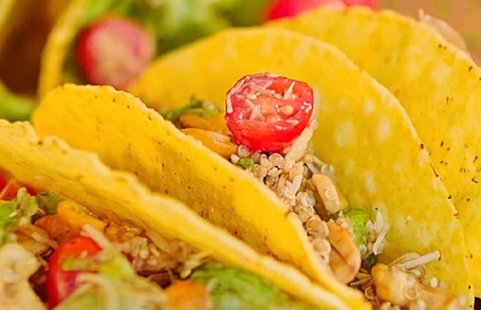 Salada Tropical com tacos